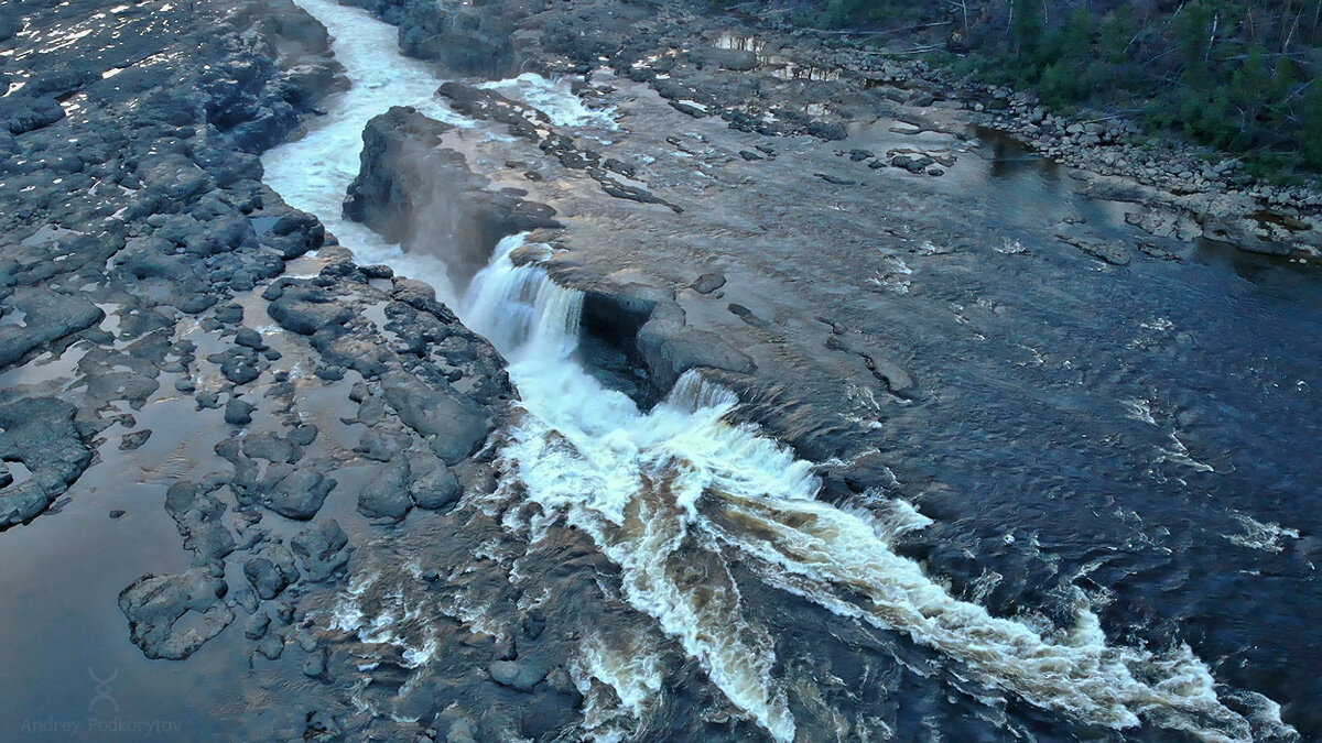 Курейский водопад сверху. Ширина реки перед водопадом, по ощущениям не менее 100м. Фото — Андрей Подкорытов, https://a-podkorytov.livejournal.com