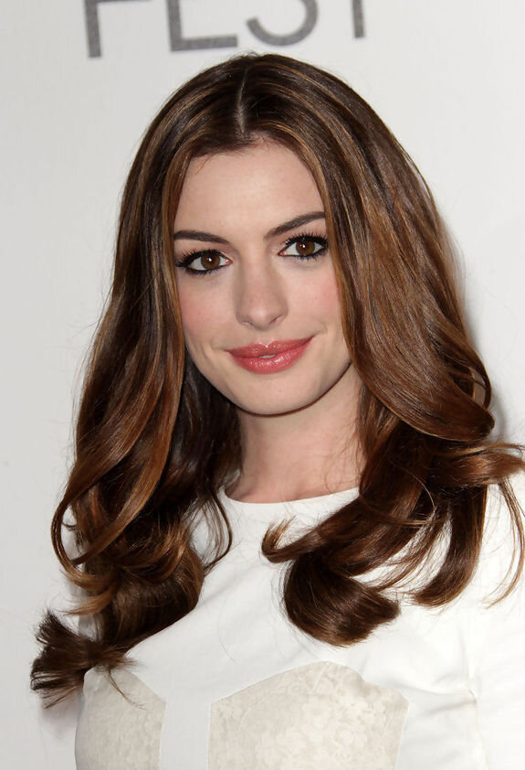 Энн Хэтэуэй долго носила длинные прекрасные волосы