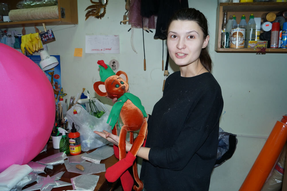 Бутафор Кристина Карасева готовит обезьянку к новогоднему представлению