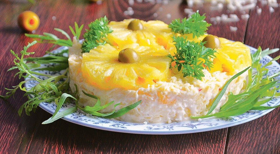 Салат с ананасом и чесноком