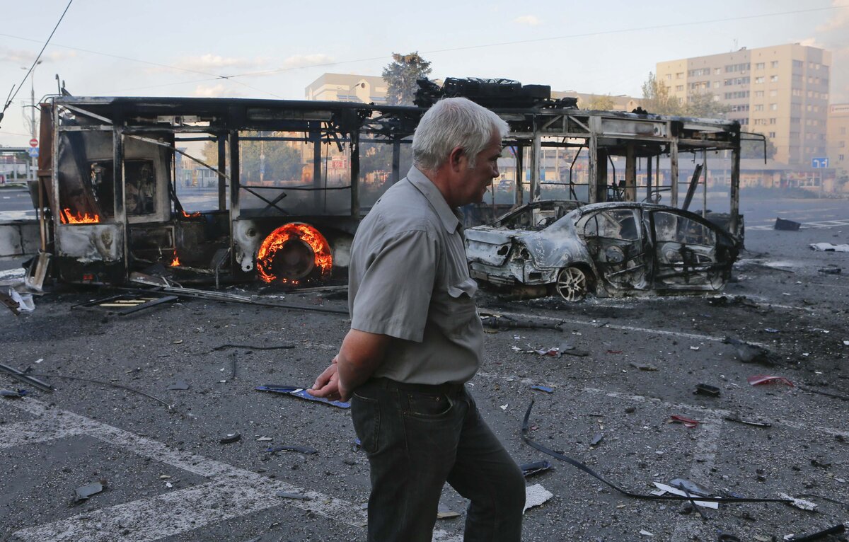 Этот же догорающий троллейбус