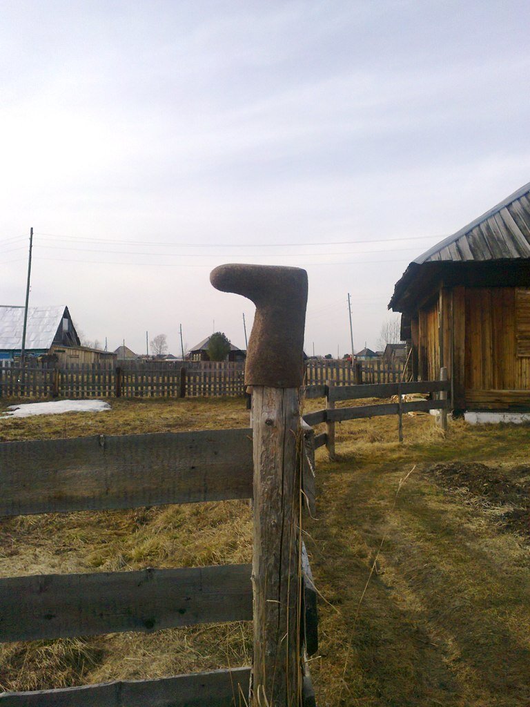 Это просто весной на заборе сохнут валенки! Фото старое, пока везде сугробы.