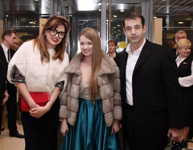 Алена Деркач - приемная взрослая дочь Дмитрия Певцова и Ольги Дроздовой ...