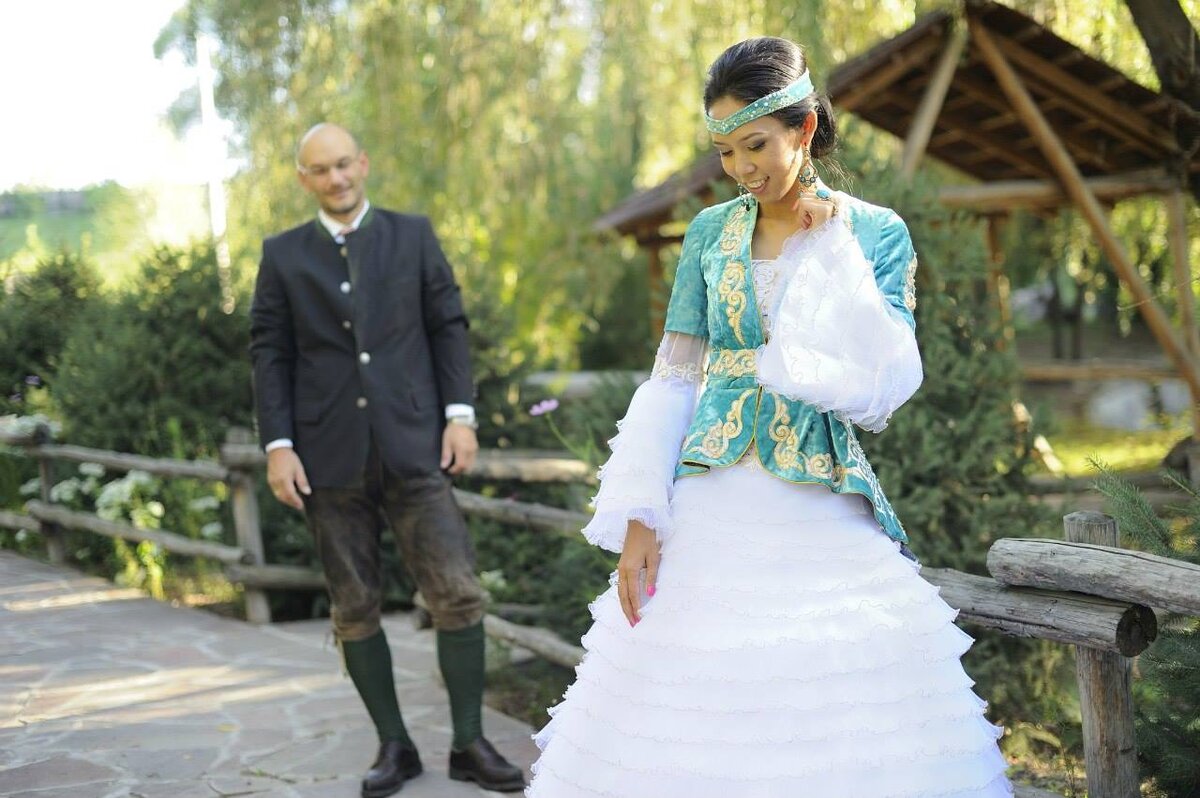 Казашки замужем за иностранцем. Свадьба казашки и голландца. Казашки вышла замуж. Казашки вышла замуж. Зар чапан замуж.