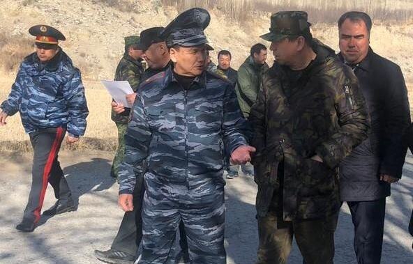 Главы МД двух стран Кашкар Джунушалиев и Рамазон Рахимзода обсуждают пути выхода из конфликта. Информационный портал МВД Кыргызстана  