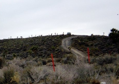 Зона 51 расположена между Юккой-Флэтс и испытательным полигоном в Неваде (НТС) - Зоной по испытанию ядерного оружия. Ядерный склад Юкка Маунтин находится примерно в 64 милях к юго-западу от озера Грум. 