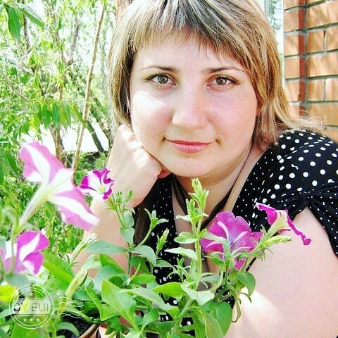  Самая распространенная ошибка людей, пытающихся качественно изменить свою жизнь - это вера в Волшебный Волевой Рывок.⠀
⠀
В то, что можно особым образом собрать свою волю в кулак и наконец-то зажить жизнью загорелого целеустремленного бегуна из рекламы кроссовок. "Джаст ду ит!" - гипнотизирует нас реклама, и мы, вращая остекленевшими глазами, в пятьдесят девятый раз садимся писать списки безумных фантазий, романтично называя их личными целями.⠀
⠀
Обычно на этом все и заканчивается, и лишь в редких случаях доходит до унизительных попыток бросить курить и начать бегать по утрам.⠀
⠀
Принципиальная ошибка здесь в том, что человек представляет себе свою волевую сферу как атомную электростанцию, к которой всего-то нужно правильно подключиться. На деле же его волевая сфера гораздо больше похожа на разряженный карманный аккумулятор для айфона.⠀
⠀
Когда человек упорствует, мудрая психика включает свою систему предохранителей, бессознательно сопротивляется его безумным идеям и на каждом шагу ставит палки в колеса.⠀
⠀
В итоге человек, помучившись, признает очередное поражение и начинает считать себя еще большей тряпкой.
⠀
На самом деле для масштабных изменений лучше всего работает принцип "делай, что можешь".⠀
⠀
Этот принцип подразумевает, что мы переносим внимание с огромной и далекой цели на один-единственный следующий маленький шажок: добавить одну минуту физической активности в день, съесть на один десерт меньше, убрать одну вещь на место, вымыть одну тарелку, прочитать одну страницу.⠀
⠀
Такие шаги почти всегда по силам нашей волевой сфере, поэтому они увенчиваются успехом, дают нам постоянное подкрепление веры в себя и в итоге практически незаметно складываются в новые эффективные привычки.⠀
⠀
Людям свойственно колоссально переоценивать то, что могут достичь за один год, и колоссально недооценивать то, что они могут достичь за пять лет.⠀
⠀
Небольшое изменение, повторяемое пять лет подряд, всегда дает гораздо больший эффект, чем серии Волшебных Волевых Рывков, а успешные изменения гораздо больше похожи на продуманный спортивный альпинизм, чем на наивные попытки запрыгнуть на небоскреб.
⠀
Екатерина Мириманова.