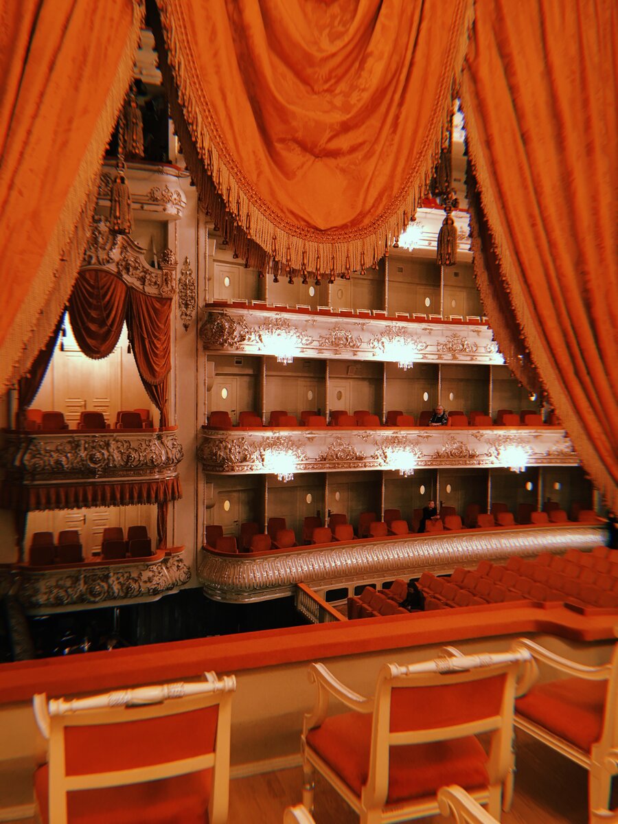 балкон 1 яруса в театре