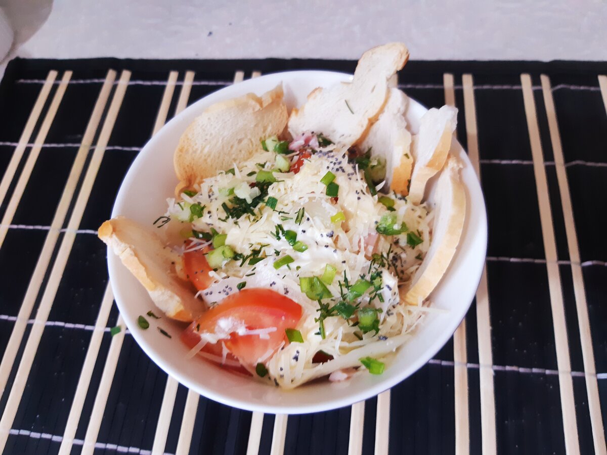 Готовить салат "Цезарь" - непростое дело и к тому же весьма затратное. Можно приготовить салат совсем нехуже. И намного дешевле.