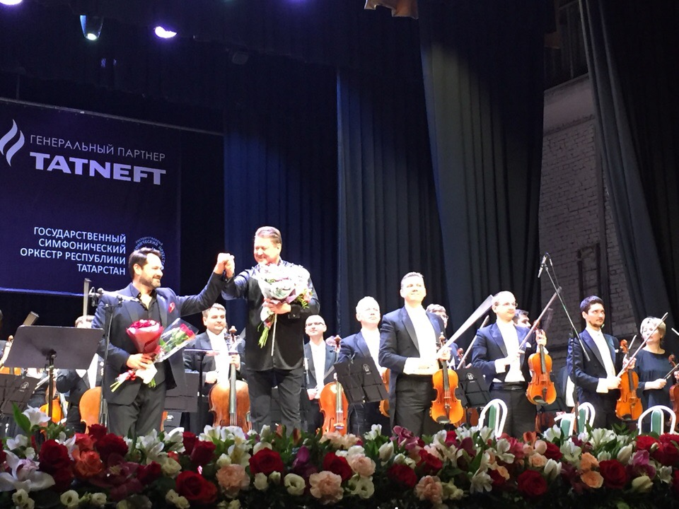 «Нефтьче» Мәдәният сараенда бу көнне алма төшәр дә урын юк иде,  хәтта балкон да шыплап тулган.