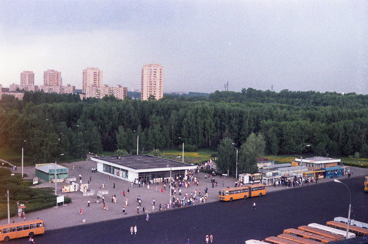 вход в метро ховрино