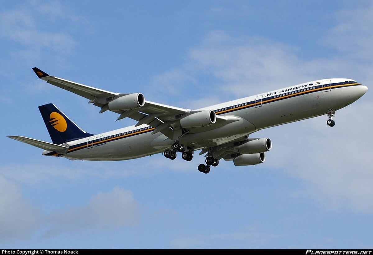 Один из трёх Airbus A340-313 авиакомпании Jet Airways в мокром лизинге от South African Airways, на которых в мае 2005 года начались полёты из Мумбаи (BOM) в Лондон Хитроу (LHR)
