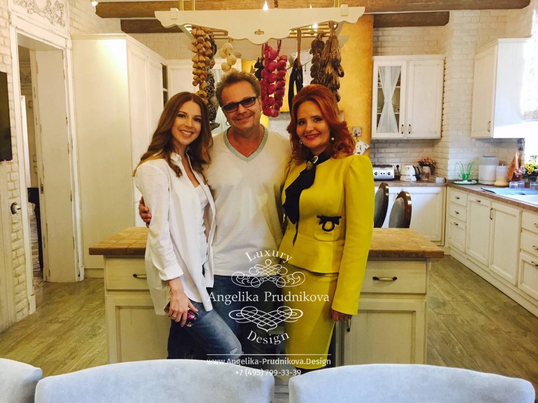 Владимир Пресняков и Наталья Подольская с дизайнером  Анжеликой Прудниковой (Студия Элитных интерьеров)