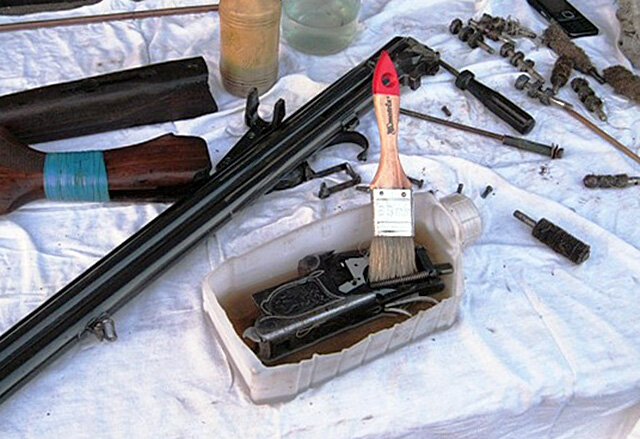 Чистка оружия. Чистка оружия. Чистка ствола гладкоствольного оружия. Remington 1100 competition. Чистка ружья кирпичом.