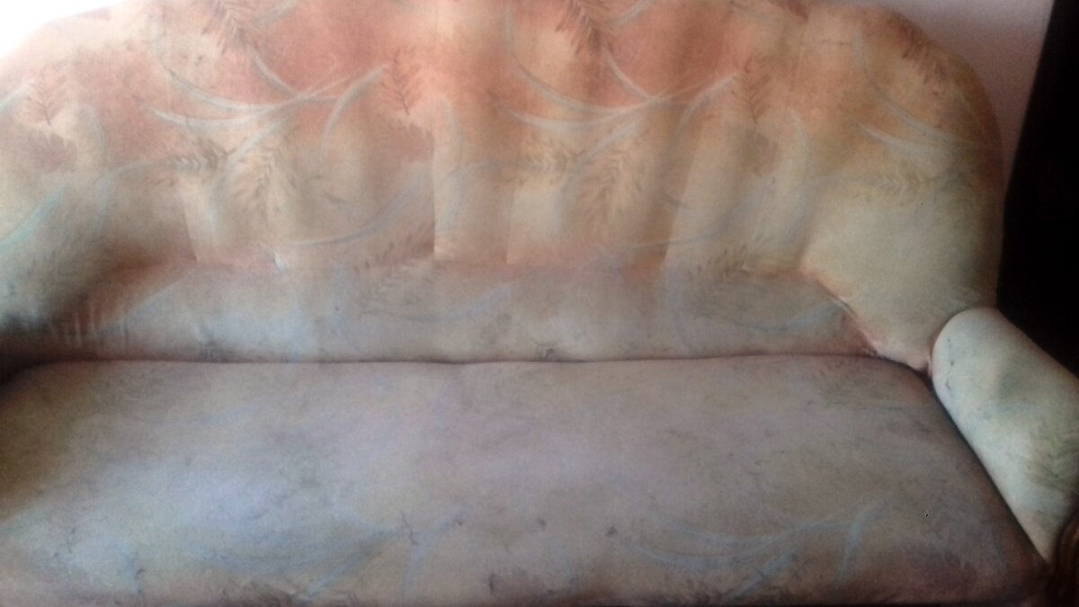 В таком ужасном состоянии был диван.