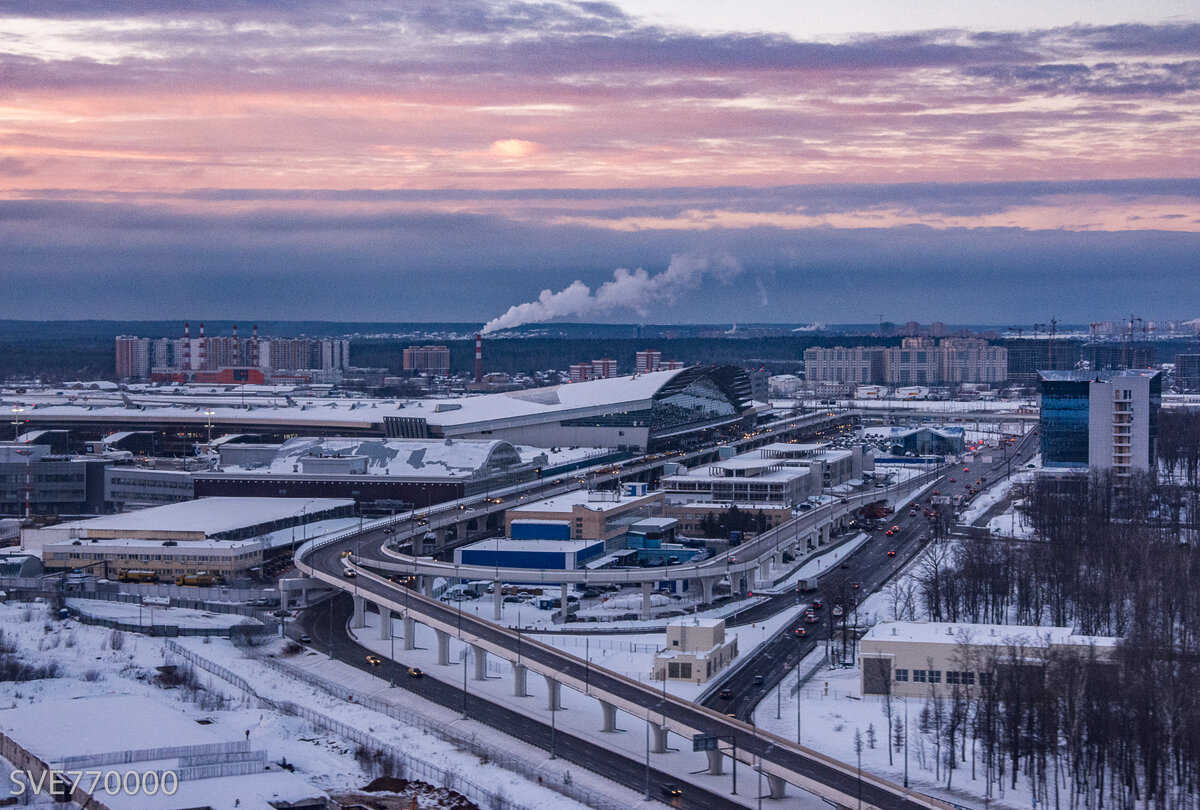 1. Международный аэропорт Внуково им. авиаконструктора Андрея Туполева. Снято с борта Боинга 777-300 "Россия" из Симферополя.