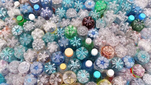 Почему жители казахского села Ауэзов не выбрасывают пластиковые бутылки и что они с ними делают