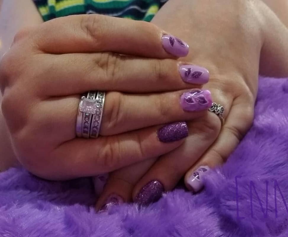 Для дизайна использовала сиреневый гель-лак, фиолетовый гель-лак с блестками, белую гель-краску и розовые  камифубуки.