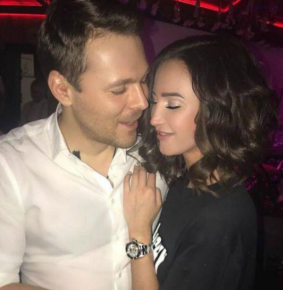 Телеведущая Ольга Бузова откровенно рассказала о своих отношениях с бывшим парнем. По словам Бузовой, Тимофей Майоров в настоящее время именно из-за нее не может найти себе вторую половинку, считая ее самой лучшей женщиной. Оля утверждает, что он до сих пор не может забыть ее.
