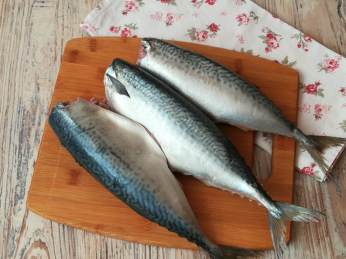 Вкусная запеченная скумбрия в оригинальном маринаде и на луковой подушке |  Я Готовлю... | Дзен