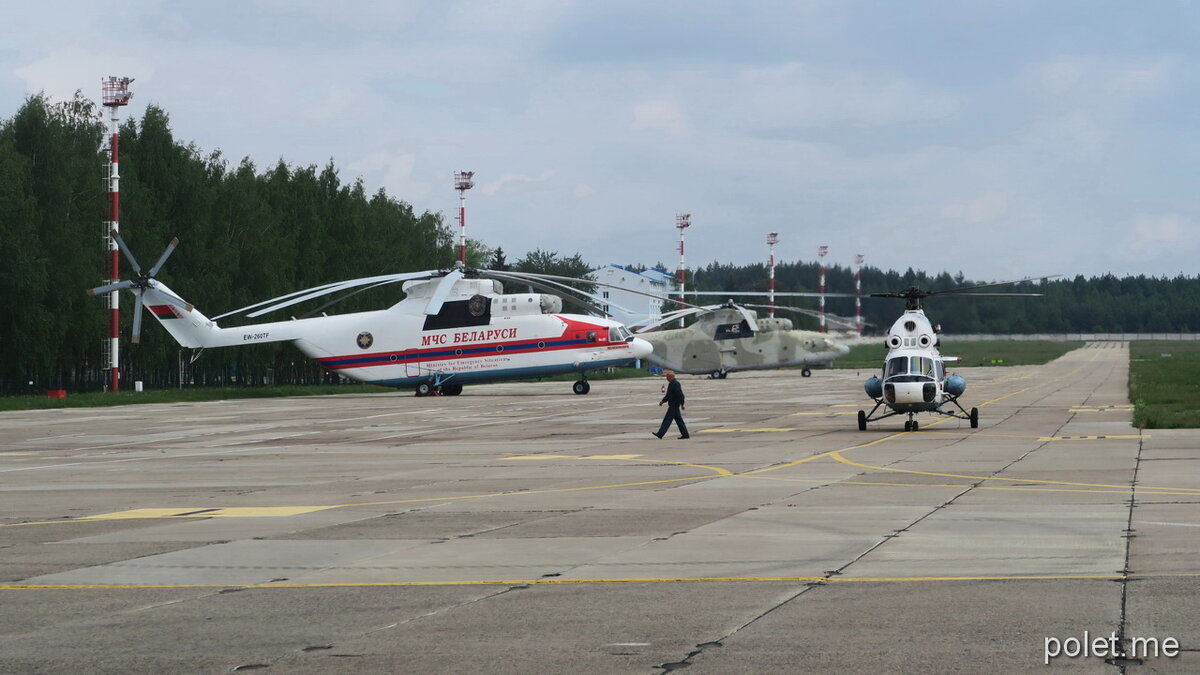 Пара Ми-26 и наш Ми-2 в аэродроме Липки