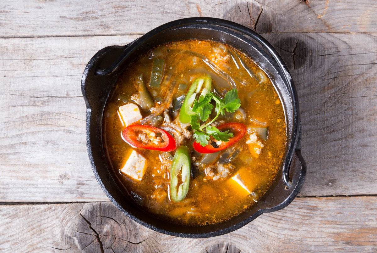 https://fr.123rf.com/photo_60585910_soupe-asiatique-avec-tofu-servi-dans-un-bol-en-m%C3%A9tal.html