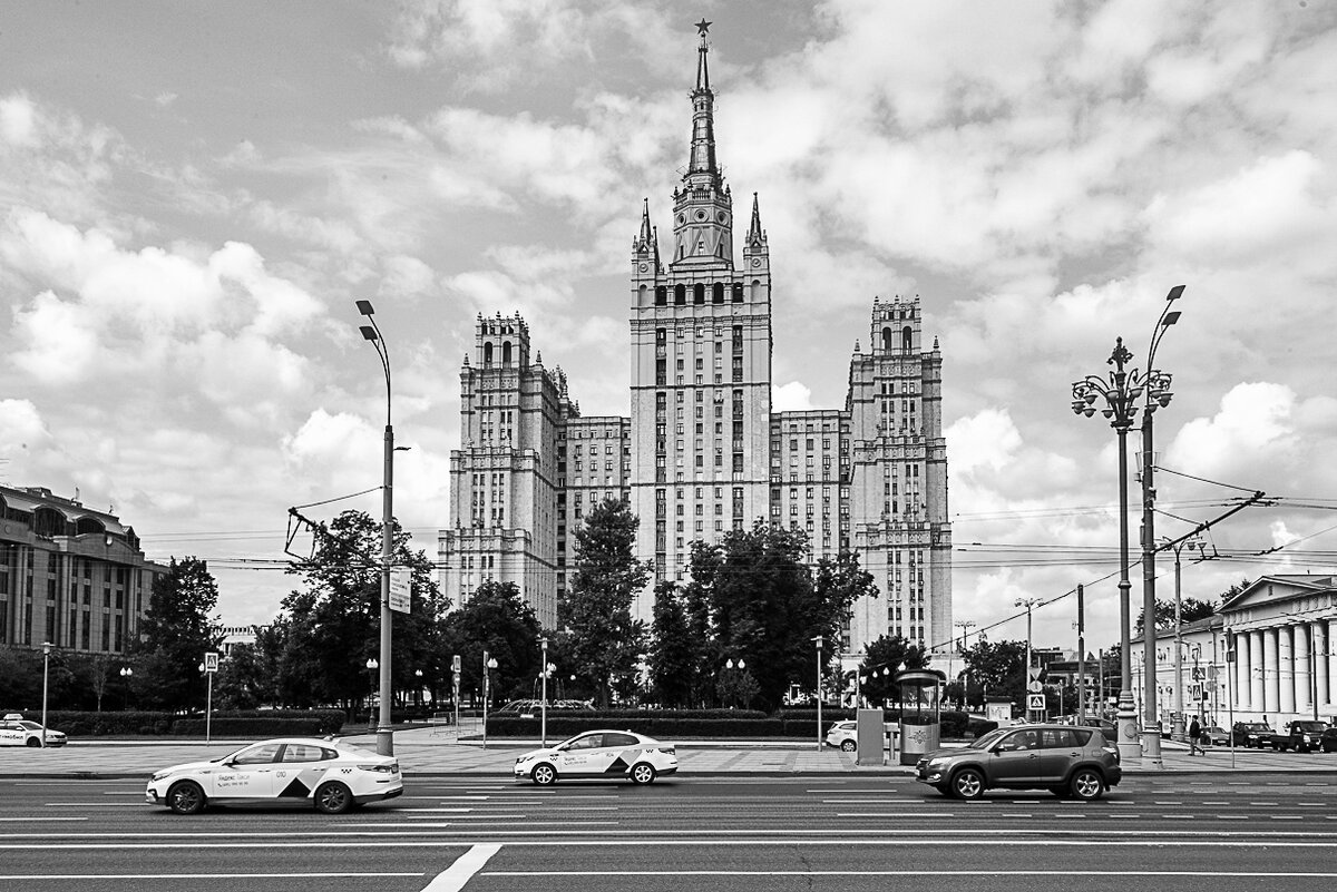 Высотка 1. Высотка на садово-Кудринской. Сталинская высотка на Кудринской площади в Москве. Площадь Восстания Москва высотка. Высотка на площади Восстания (Кудринской).