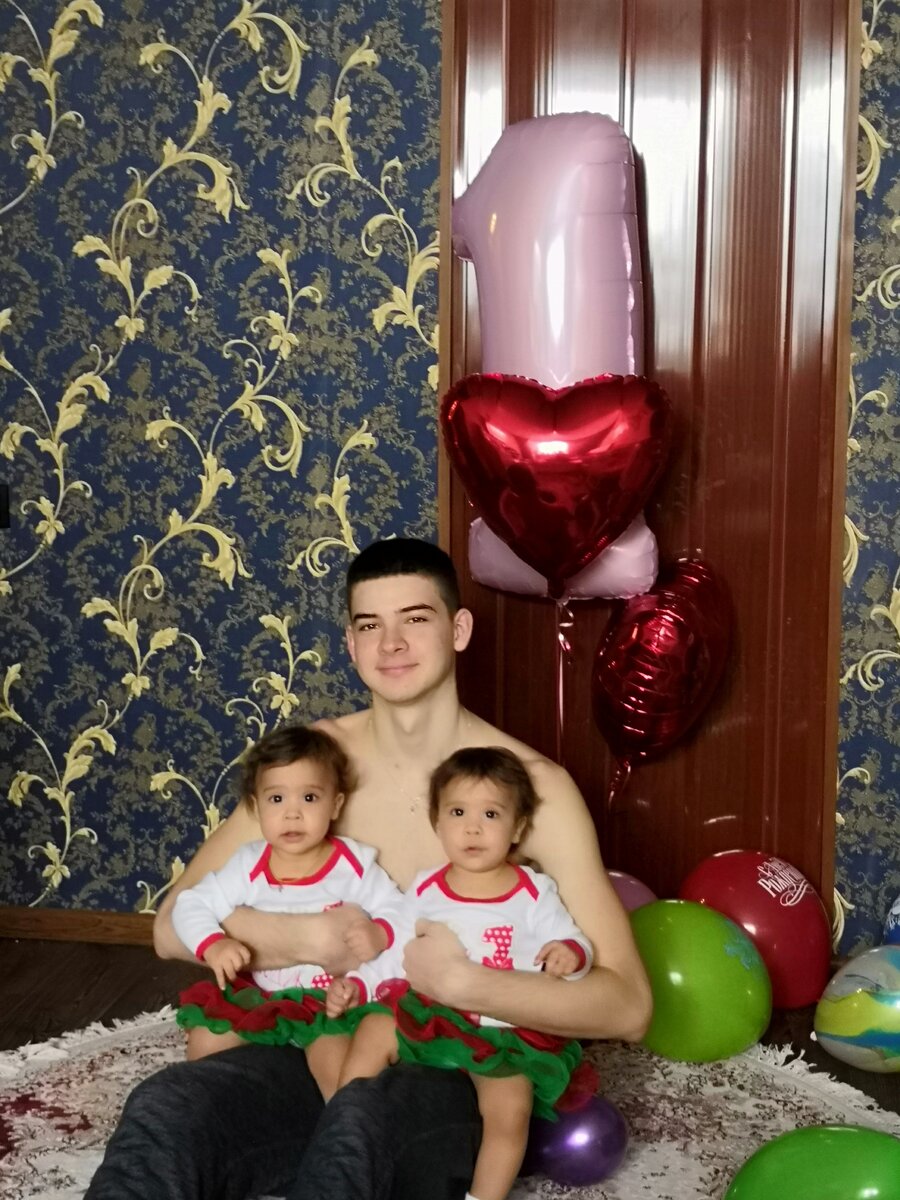 Девчулям годик! Со старшим братом