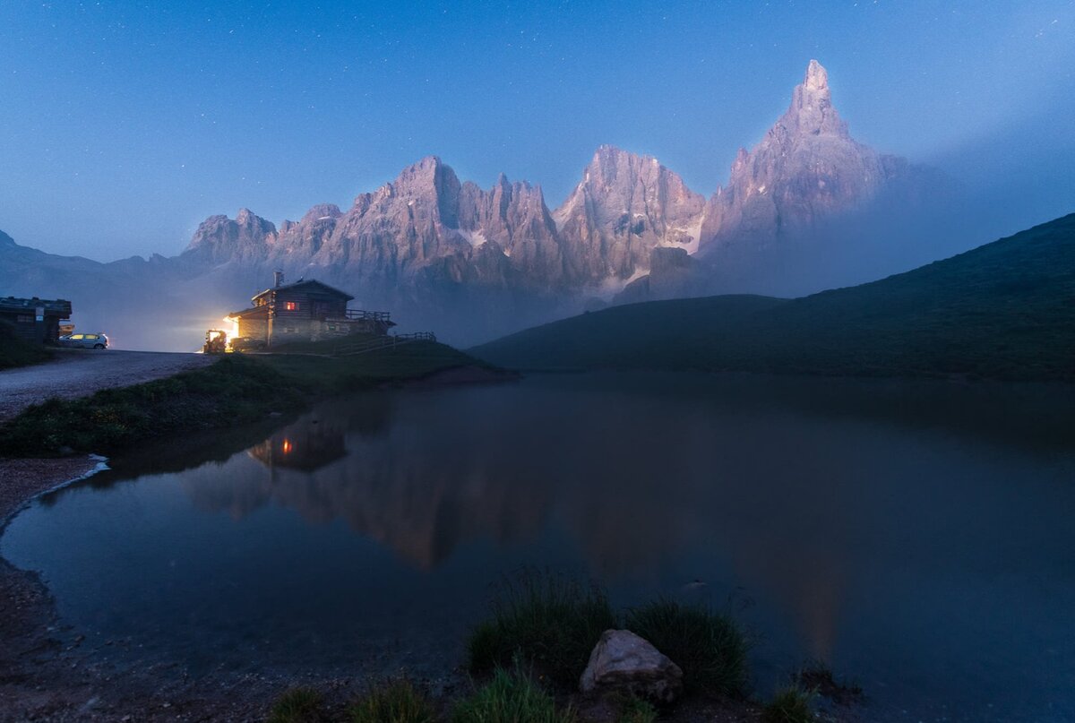 Урусвати знает, что в древнейшие времена уже знали о дальних мирах. Нет ничего удивительного, что некоторые люди обладали правильными знаниями. Но большинство считало Землю, лежащей на корове, на черепахе и на каких-то чудовищах. И теперь, наряду с большими познаваниями, можно найти такие же нелепые суеверия. Можно спросить — каким путем приобретали знание в древнейшие времена? Казалось бы, при отсутствии письменности и путей сообщения, как могли отдельные люди разных народностей получать правильные осведомления? Для узкого ума трудно ответить на такой вопрос, но знающие о ясновидении и о полетах тонкого тела найдут легко разрешение такому заданию.
Не нужно удивляться, что древние умели лучше хранить тайну, нежели теперь. Они полагали, что священный сон не должен быть выдан невеждам — так самые лучшие опыты оставались в закрытой среде. Вообще, нужно удивляться насколько могли уживаться крайности в человечестве. Впрочем, и сейчас люди не менее разнятся в сознании.

Мыслитель говорил: «Каждый человек хранит в себе возможность непосредственного общения с высшими мирами. Из этого источника складывается сущность нашего сознания. Мы можем претворить внешние факты в сущности глубинного сознания. Кто сохранит постоянное общение с высшими мирами, тот может вникать в построение будущего. Устраняя высшее общение, человек делается животным.
«Людям показаны прекрасные символы, но они сочли их суеверием. Мы видим изображения крылатых существ и считаем их вымыслом, но разве каждый из нас не летает? Безразлично будут ли полеты в светлом или темном теле, но они происходят сознательно и бессознательно. Великий дар Богов наш сон, он открывает вход в Мир Надземный. Бессонница считалась наказанием, ибо она лишала человека естественного общения. Друзья, мы должны быть благодарны Богам, которые позволяют нам иметь общение с Ними.

«Обычно человек слабо сохраняет зрительные образы, запечатленные при полетах, но в глубине сознания мы сберегаем ценные сокровища. Не буду хвалиться, что сумею словами выразить наблюденное. Но как матерь чует в себе первое биение жизни дитяти, так и мы можем ощущать в себе накопление наблюдений.
«Друзья, мы летаем и легко воспринимаем сияние дальних миров. Кто-то будет по невежеству уверять, что они не существуют, являясь миражем, но мы, приближавшиеся к ним, знаем их сущность.
«Друзья, не повторяйте на базаре сказанное, иначе люди сочтут меня безумцем. Будет время, когда слова эти станут понятны. Самые обычные вопросы не следует преждевременно задавать. Невежды легко становятся тиграми и не следует создавать таких зверей.
«Друзья, хочу только вам рассказать, как запомнился мне мир дальний. Расстояние до него громадно, но мы летим мгновенно. Нельзя было бы ступить на новую почву, которая чужда нам даже в светлом теле. Но можно видеть очертания морей, можно радоваться прекрасным краскам, даже птицы и рыбы уже видны. Люди не такие, как мы, и чудно сказать — они летают! Язык их неслышим, может быть потому, что сферы звучат. Помню синеву вод, как сапфиры, и зелень изумрудную, и смарагду подобные горы. Казалось, что человек не может ступить на такую чистую почву. Сам воздух невыносим нам, но, прикоснувшись к нему, мы страдаем, возвращаясь к нашему телу, душно, как в узкой одежде. Так каждый опыт и сладок, и труден»."