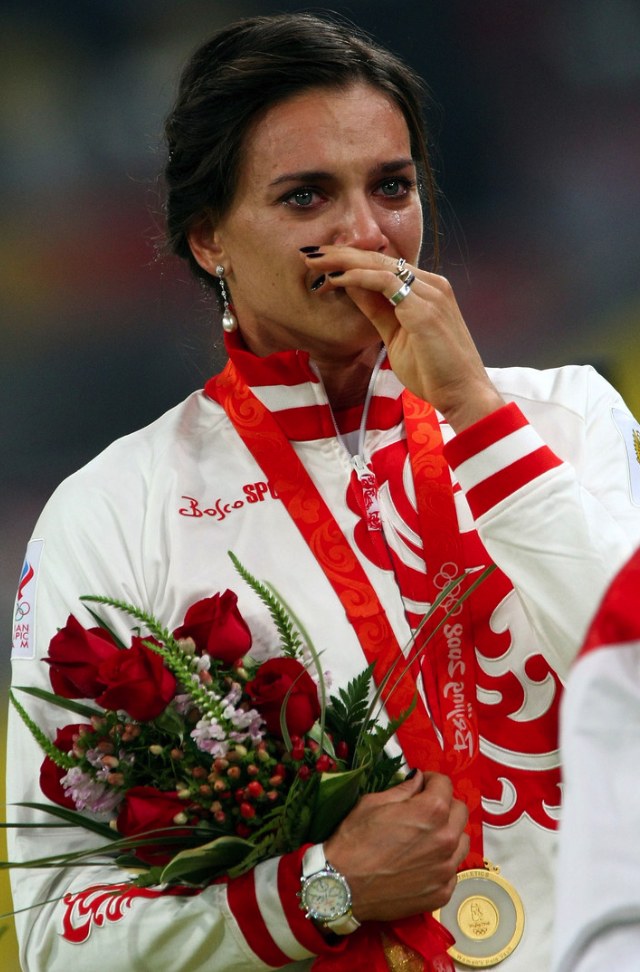 Елена Исинбаева: Спортсменка с железными нервами не скрывает слез