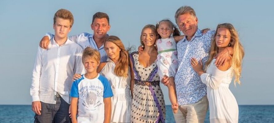 Большая семья Дмитрия Пескова (слева направо): Михаил Песков, Николай Чоулз, Денни Песков, Александра Жулина, Татьяна Навка, Надежда Пескова, Дмитрий Песков, Елизавета Пескова.