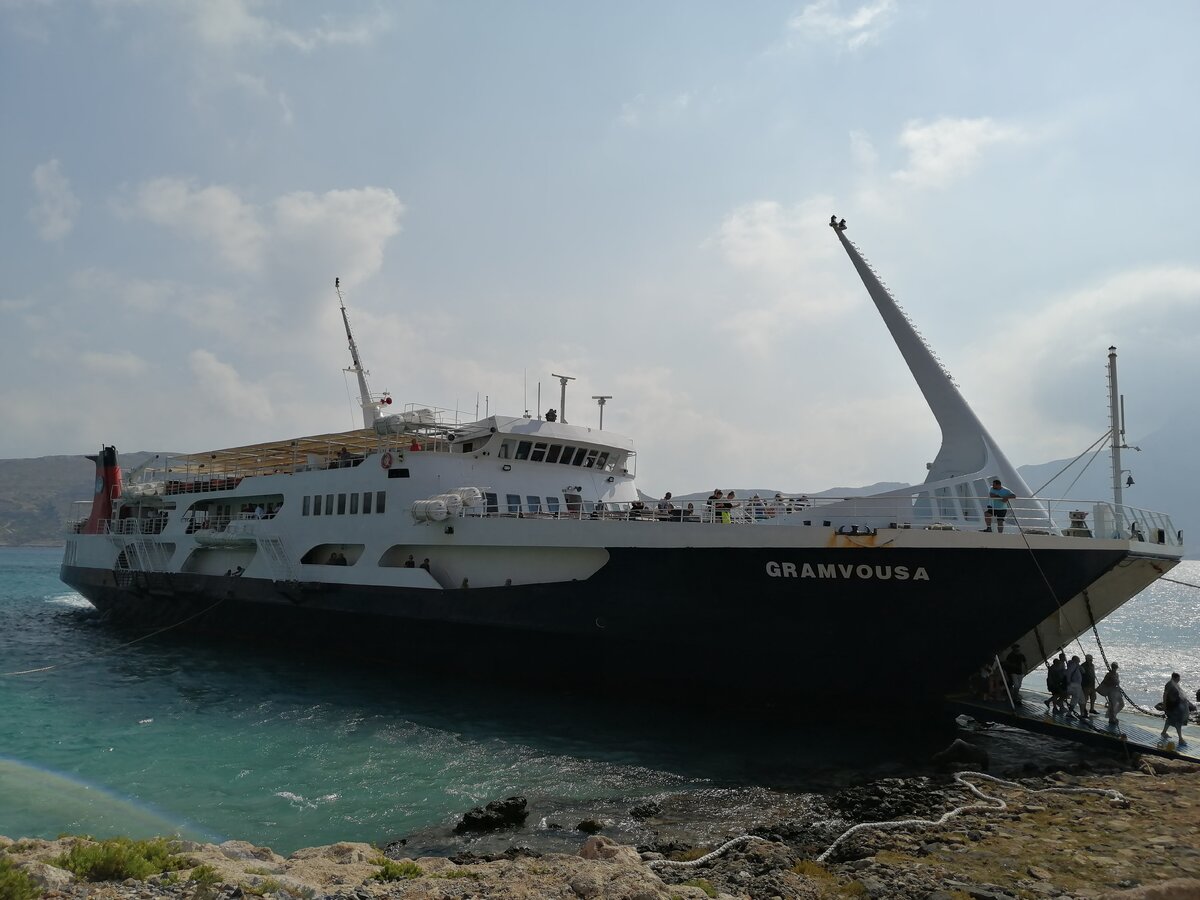 Круизный корабль, который возит туристов к острову Гранвуса и в бухту Баллос (Крит). Фото Света Давыдова