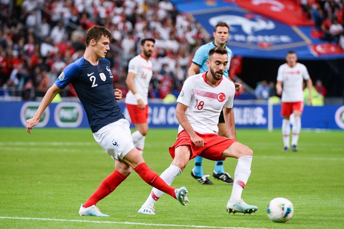 Павар в окружении турок. Турки на трибунах. Немного французских болельщиков. Источнико фото: https://twitter.com/lnstantFoot