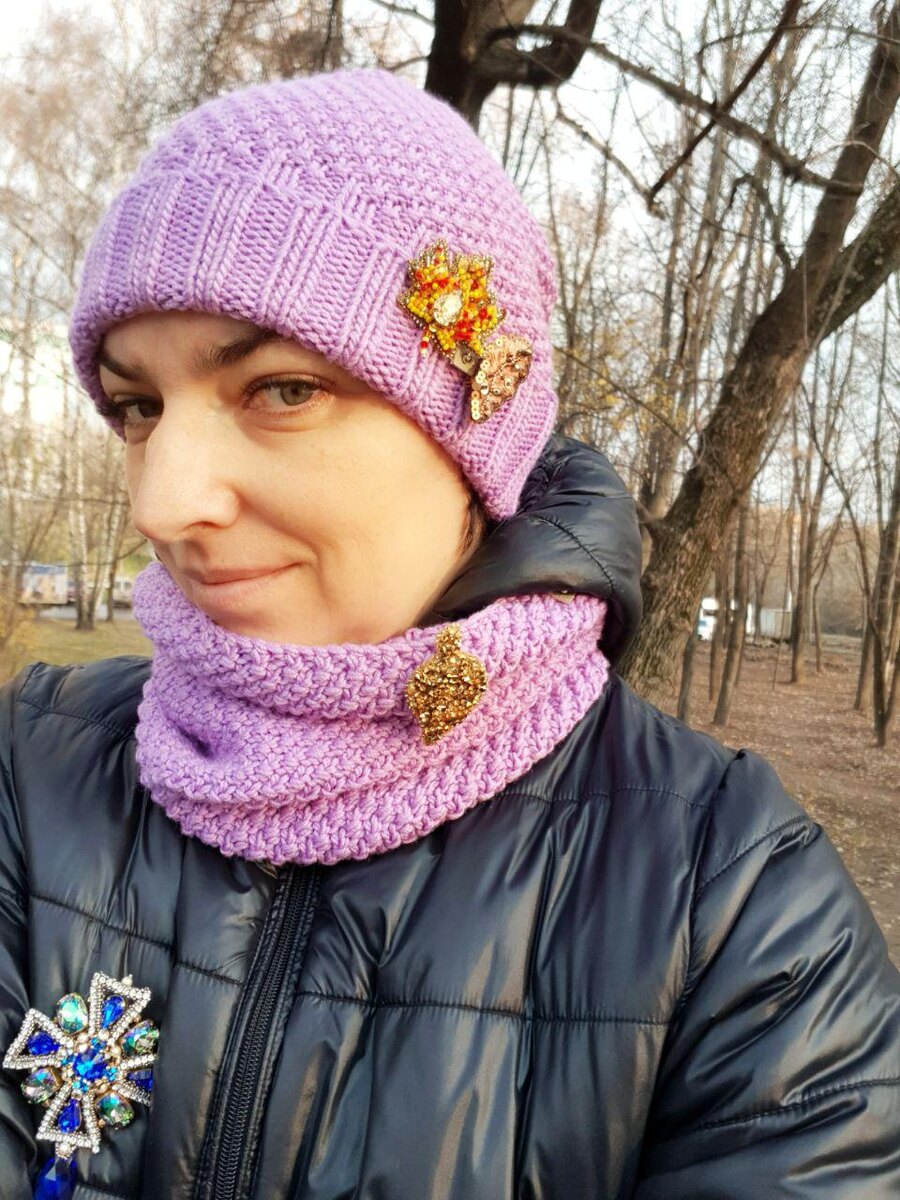Я  конечно модель еще та))) но ШАПКА+СНУД+БРОШИ вне сомнения хороши👍