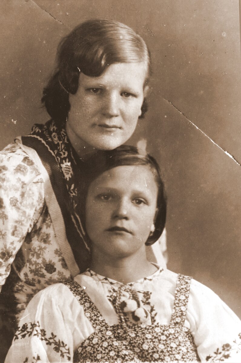 Моя мама Наталья Вислоух и ее сестра Мария перед войной