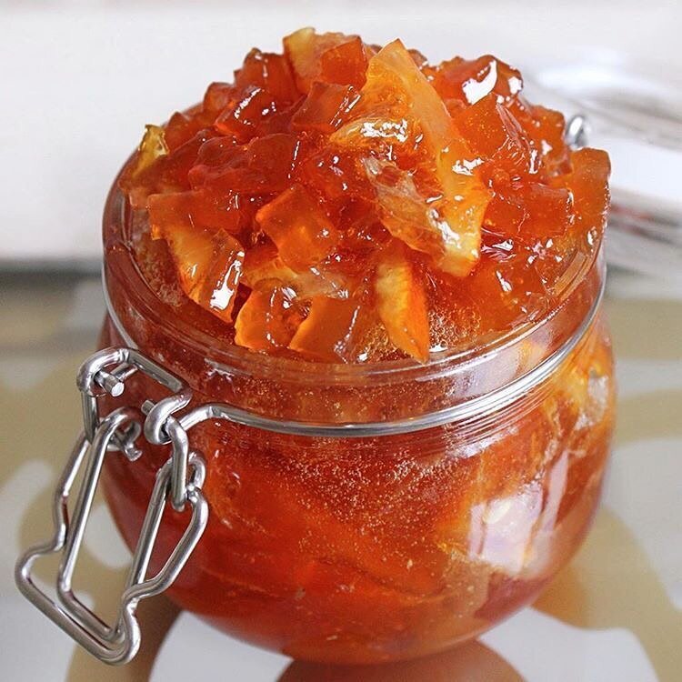 Ингредиенты: 
- Тыква 500 г 
- Апельсин 1 шт (около 200 г) 
- Сахар 600 г(можете заменить на кокосовый сахар, например) 
- Вода 100 мл 

Приготовление: 
1. Тыкву чистим и режем на маленькие кубики (примерно 1х1 см) 
2. Апельсин разрезать на 4 части и каждую часть порезать на тонкие пластинки. От кожуры апельсин не чистим! 
3. Смешиваем все ингредиенты и отправляем в кастрюлю. 
4. Варить на слабом огне 35-45 минут (до готовности тыквы).
