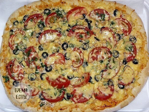 9 рецептов для любителей пиццы 😋😋

1. Пицца с вкусным краешком
2. Пицца «Замечательная»
3. Пицца по-домашнему
4. Деревенская пицца
5. Пицца на сковороде за 10 минут
6. Отличное тесто для пиццы
7. Пицца «Любимица»
8. Тонкое тесто для пиццы
9. Пицца "Пепперони"

1.Пицца с вкусным краешком

Ингредиенты: 
-150мл тёплой воды 
-0.5 ч.л. сахара 
-0.5 ч.л. соли 
-2 ст. ложки оливкового или растительного масла 
-8 г сухих дрожжей (1 ч.л) 
-1.5 ст. муки 

Приготовление: 
Сахар размешать в воде, добавить дрожжи и поставить в теплое место минут на 10. Муку просеять, добавить соль, масло и подготовленные дрожжи, хорошо вымесить тесто, сформировать колобок , положить в миску, накрыть пленкой, убрать в теплое место, пока не увеличится в 2 раза (около часа уходит). разделить пополам, вымесить и раскатываем круги, дальше начинка и ваша фантазия. 
Сегодня у меня для начинки послужили сосиски, сыр, болгарский перчик, соленный огурчик, томатный соус и майонез. 
На раскатанный круг я положила сосиски по краюшку, разрезав их пополам, завернула край, защипала хорошенько. Можно выложить не только сосиски, а все ингредиенты любой начиночки, мелко порезанные, защипать края , но резать их уже не нужно - получится пицца с бортиком. 
Если с сосиской - делаем надрезы каждый 1-2 см, и разворачиваем сосиской кверху, в центр пиццы выкладываем начинку. 
В горячую духовку 200 С на 10-15 минут. Приятного аппетита! 

2.Пицца «Замечательная»

Ингредиенты: 
Для теста: 500 г муки, ½ стакана воды, ½ стакана молока, 1 яйцо, 4 ст. ложки растопленного сливочного маргарина, ½ пакетика сухих дрожжей, 1 ст. л. сахара, ½ ч. л. соли. 

Для начинки: 2-3 ст. л. томатной пасты или кетчупа, 6 сосисок, 1 крупная луковица, 2 болгарских перца, 2 помидора, 200 г твёрдого сыра, 2 плавленых сырка, майонез, ½ пучка петрушки. 

Приготовление. 

Замесить дрожжевое тесто: смешать сухие дрожжи с мукой, добавить теплые воду и молоко, затем яйцо, взбитое с сахаром и солью. Тесто постоянно вымешивать, в конце добавить растопленный маргарин. Накрыть тесто полотенцем, оставить подходить на 20 мин. 

Твердый сыр натереть на терке, остальные продукты мелко нарезать. 

Тесто раскатать тонким (в меру) слоем, переложить на смазанный растительным маслом противень. Заготовку смазать томатной пастой или кетчупом, посыпать луком, выложить кусочки сосисок, перца, плавленых сырков. Можно нанести сеточку из майонеза. 

Поставить в разогретую до 200 гр. духовку на 20 мин. Потом выложить на пиццу кружки помидоров, посыпать петрушкой, тёртым твёрдым сыром, и печь ещё 5 мин. 

3.Пицца по-домашнему

Ингредиенты: 
Для начинки 
- 250-300 г копченых колбасок, ветчины или сосисок (по вкусу), 
- 200 г грибов, 
- 200 г твердого сыра, 
- 150 г полутвердого сыра, 
- 1 свежий помидор, 
- ½ луковицы, 
- свежий перец, соленые огурцы, кукуруза – по вкусу, 
- майонез, 
- 3-4 ст. л. кетчупа или томатного соуса, 
- Свежая зелень – для украшения. 

Для теста 
- 200-250 г муки, 
- 1 ст. л. оливкового масла, 
- соль - по вкусу, 
- 1 ч.л. сухих дрожжей, 
- 1 ст. теплой воды. 

Приготовление: 
1. Замесите тесто. Смешайте муку с солью и сухими дрожжами, затем плавно введите теплую воду, добавьте оливковое масло и замесите тесто. 
Если переусердствовать с водой и тесто получится слишком жидким, добавьте еще немного муки (в меру, чтобы тесто не вышло твердым). 
Тщательно замесите тесто и дайте ему настояться в теплом месте 30-40 минут, накрыв емкость с тестом полотенцем. 
2.Грибы помойте и нарежьте ломтиками средней толщины, лук и помидоры нарежьте кольцами или полукольцами, копченые колбаски – кружочками. Если используете ветчину, нарежьте ее ломтиками. Сыры потрите на крупной терке. 
Если смешаете два или более сортов сыра по вкусу, то ваша пицца получится пикантной и оригинальной. Конечно, можно использовать и один сорт любимого сыра. 
3. Когда тесто настоится, вымешайте его и раскатайте тонкий корж для пиццы. 
Учтите: тесто должно быть мягким и воздушным, если будет липнуть к рукам – не спешите добавлять много муки, иначе основа для пиццы при выпекании получится твердой. 
4. Основу для пиццы выложите на противень, застеленный бумагой для выпекания. Чтобы пицца не пригорела, на бумагу для выпекания насыпьте немного муки, а затем выложите тесто. Края будущей пиццы красиво заверните.
5. Корж пиццы смажьте кетчупом (майонезом, соусом) и выкладывай начинку. Можете проявить фантазию и добавить в пиццу все, что душа пожелает. Главное, чтобы сверху все это было накрыто сыром. 
Для домашней пиццы вкусно: колбаски, грибы, кольца лука, немного кукурузы, помидоры, сыр. Для пикантности вкуса – кусочки соленых огурцов или оливок. 
Не забывайте смазать слои начинки майонезом, чтобы пицца получилась сочной. Но не переусердствуйте с соусом, чтобы пицца при выпекании не потекла. 
6. Выпекайте пиццу 20-30 минут при температуре 200 градусов. Готовность проверяйте по мягкости коржа. Не передерживайте пиццу в духовке, иначе тесто может получиться слишком сухим и твердым. 
7. Готовую пиццу порежьте на порции, украсьте свежей зеленью и подавай к столу. 

4.Деревенская пицца

Ингредиенты: 
Тесто: 
молоко - 250мл 
сахар - 2ст.л. 
сухие дрожжи - 1пакетик (11гр) 
сливочное масло - 125гр (растопить) 
мука - 350-400гр 
соль - 1/2ч.л. 

Начинка: 
творог - 250гр 
зелень - 100гр (у меня зеленый лук и укроп) 
вареное куриное филе - 1шт (200-250гр) 
сыр - 100гр 
соль, черный молотый перец 
манка - 1ст.л. 

Приготовление: 

Приготовить тесто.Для этого в чашке смешать 0,5ст теплой воды (или молока) + 1ст.л. муки + 1ст.л сахара + дрожжи. Оставить в теплом месте на 7-10минут, чтобы опара поднялась шапочкой. 
В глубокую миску просеять муку, влить теплое молоко, растопленное сливочное масло и опару, добавить сахар и соль. Поставить тесто в теплое место на 1-1,5 часа до увеличения в объёме в 2 раза, обмять и оставить ещё раз для подъёма (ещё около 30-40минут). 
Тесто разделить на 2 части, раскатать каждую в круг толщиной около 1см и выложить на противень, застеленный пергаментом (круги получаются диаметром около 28см, на мой противень помещается только 1, поэтому пекла за 2 раза). 
Приготовить начинку.Зелень мелко порубить, смешать с творогом, добавить соль и черный молотый перец. Куриное филе разобрать на волокна. Сыр натереть на крупной терке. 
Круг из теста присыпать манкой (это нужно чтобы уберечь тесто от размокания). Распределить по поверхности теста творог с зеленью, затем куриное филе и сверху посыпать тертым сыром. 
Выпекать в нагретой до 200градС духовке в течение 20-25минут до румяного цвета.Приятного аппетита!

5.Пицца на сковороде за 10 минут

Ингредиенты: 
4 ст.л. сметаны 
4 ст.л. майонеза 
2 яйца 
9 ст.л. муки (без горки, в ущерб) 
сыр 

Приготовление: 
1. Тесто получается жидкое, как сметана, его вылить на сковороду смазаную маслом и уже сверху положить любую начинку (томат, колбаса, солёные огурчики, оливки, помидоры и др.) 

2. Залить майонезом, и сверху толстый слой сыра. 
Рекомендуем толстый слой сыра. 

3. Ставим сковороду на плиту, буквально на несколько минут, огонь большой не делайте 

4. Сковороду сразу накрываем крышкой, как только сыр немного расплавился, пицца готова. 

6.Отличное тесто для пиццы

Ингредиенты: 
1 стакан муки 
треть стакана теплой воды 
1 ст.л. растительного масла 
1 ч.л. (с горкой) сухих или пресованных дрожжей (последние лучше) 
0,5 ст.л. меда 

Приготовление: 
Тесто вымешиваем, на 5 минут оставляем в теплом месте. И через 5 минут получаем роскошное тесто, которое не нужно раскатывать, которое само растягивается так, как это делают в настоящих пиццериях. 

Примечание: 
На фото из двойной порции теста получилась одна пицца 36 см в диаметре. И на две порции было добавлено 0,5 ч.л. соли. Тесто получилось тоненькое (на фото попал самый толстый участок - горбик какой-то), нежное, мягкое и очень вкусное! 

7.Пицца «Любимица»

Ингредиенты: 
Для теста: 2,5 стакана муки, 3 ст. ложки растительного масла, ½ пакетика сухих дрожжей, 1 стакан молока, соль. 

Для начинки: 2 ст. л. томатной пасты, 300 г фарша, 1 крупная луковица, 2 болгарских перца, 2-3 помидора, ½ пучка петрушки, 200 г твёрдого сыра, 150 г брынзы, 2 ст. л. растительного масла, соль, молотый перец. 

Приготовление: 
Замесить дрожжевое тесто: смешать сухие дрожжи с мукой, добавить теплое молоко, сахар, соль. Тесто постоянно вымешивать, в конце добавить растительное масло. Накрыть тесто полотенцем, оставить подходить на 20 мин. 

Фарш потомить, не зажаривая, на сковороде. 

Тесто раскатать тонким слоем, переложить на смазанный маслом противень. Заготовку смазать томатной пастой, посыпать нарезанным репчатым луком, выложить фарш, кусочки болгарского перца, зелень, посолить, поперчить. 

Поставить в разогретую до 220 гр. духовку на 15 мин. Потом выложить на пиццу кусочки брынзы, кружки помидоров, посыпать тёртым твёрдым сыром и печь ещё 5 мин. 

8.Тонкое тесто для пиццы 

Готовится в течении 5 минут! Очень эластичное и тонкое. 

Вам понадобится: 

Мука (сколько муки, столько и теста выйдет) 
На каждые 100 гр. муки 1 ч.л. оливк. масла. 
Молоко (или вода) 

Приготовление: 

В горку из муки вмешать (ложкой) оливковое масло, И по чуть-чуть вводить молоко (воду) до тех пор, пока тесто не станет эластичным. Надо чтобы оно не прилипало к рукам, но и не было слишком мягким. Раскатать скалкой до нужной толщины и выкладывать начинку) 

9.Пицца "Пепперони"

Ингредиенты: 
- вода - 100 мл 
- сахар - 1 ч.л. 
- сухие дрожжи - 1,5 ч.л. 
- соль - 1/4 ч.л. 
- оливковое масло - 1 ст.л. 
- мука - 1,5 стакана 
- колбаса «Пепперони» - 200 гр 
- сыр «Моцарелла» - 250 гр 
- соус для пиццы*** 

Приготовление: 
1) Смешать теплую воду и сахар. Добавить дрожжи. Оставить на 10 минут, пока дрожжи не забродят и не появится пенка высотой 1,5-2 см. 
2) Вылить в глубокую емкость. Добавить соль, оливковое масло 
3) Добавить муку, замесить тесто. Тесто получается густое. Емкость накрыть, поставить в теплое место, дать тесту подняться (около 1 часа). 
4) Колбасу нарезать кружочками 
5) Моцареллу нарезать тонкими пластинами (или натереть на крупной терке) 
6) Тесто выложить на посыпанную мукой поверхность, разделить на две части. Раскатать в пласт толщиной 3-5 мм. При помощи большой тарелки (у меня 25 см.) вырезать круг. 
7) Тесто переложить на противень, посыпанный мукой. Смазать соусом 
8) Выложить моцареллу и пепперони. Выпекать 20-25 минут при температуре 220 градусов 

СОУС ДЛЯ ПИЦЦЫ*** 
1) 500 гр. помидоров залить кипятком на 10-15 минут. После чего снять с помидор кожицу. Порезать на кусочки и измельчить в блендере. 
2) 1 красную луковицу почистить и мелко нарезать; мелко нарезать 2 зубчика чеснока. Все обэарить на оливковм масле 2-3 минуты. 
3) Добавить к луку и чесноку помидоры и тушить на среднем огне до испарения жидкости. 
4) Посолить, добавить базилик и орегано