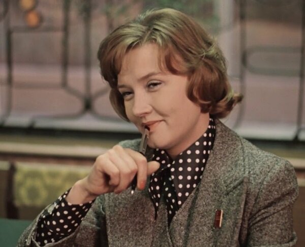 Дамочка сообщает Кате, что у неё есть для приличных «невест» респектабельный немолодой «кадр» из руководящих...