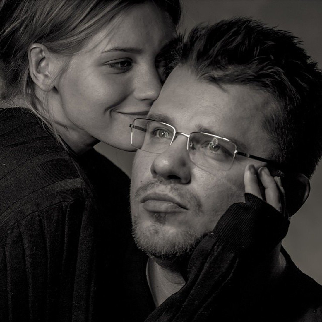 Напомним, что этой осенью супругу юмориста, звезду «Интернов» Кристину Асмус, буквально затравили после выхода картины с ее участием, где девушка очень натурально сыграла в постельной сцене. В адрес семьи актрисы посыпались угрозы от недоброжелателей в Сети. Однако Харламов выступил в защиту избранницы и заявил, что не считает ее работу изменой.

Как обычно, одна из волн травли юмориста пошла с «Двача». Причём самая жёсткая и провокационная: резидента Comedy Club прозвали куколдом и завалили мемами. Также на имиджборде появилась сделанная в кинотеатре запись той самой сцены.