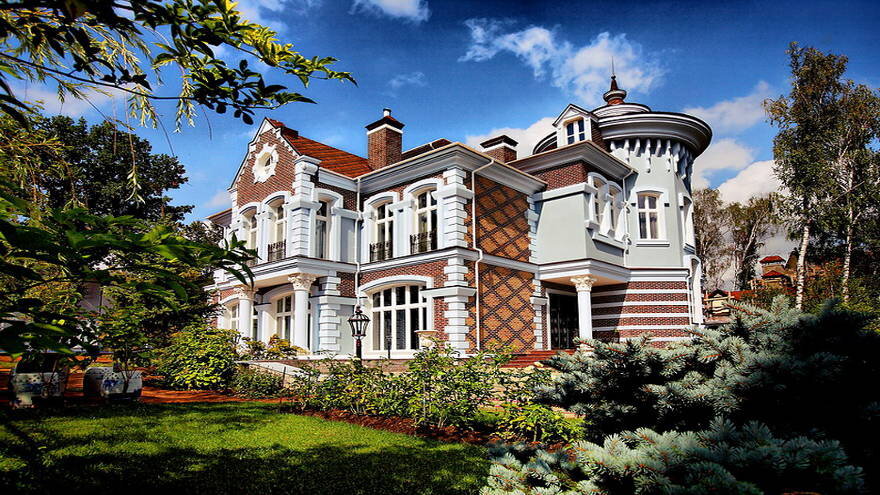 Асмус и Харламов делят дом на Рублевке за 100 миллионов рублей