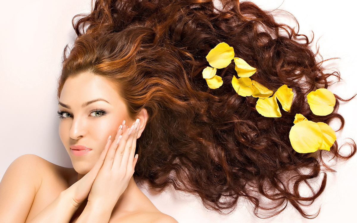  Укрепить и предотвратить выпадение волос в домашних условиях поможет сбалансированное и насыщенное витаминами правильное питание.