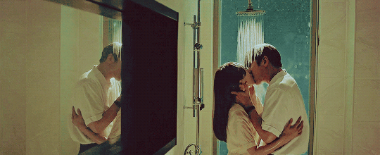 Страстный поцелуй под холодным душем