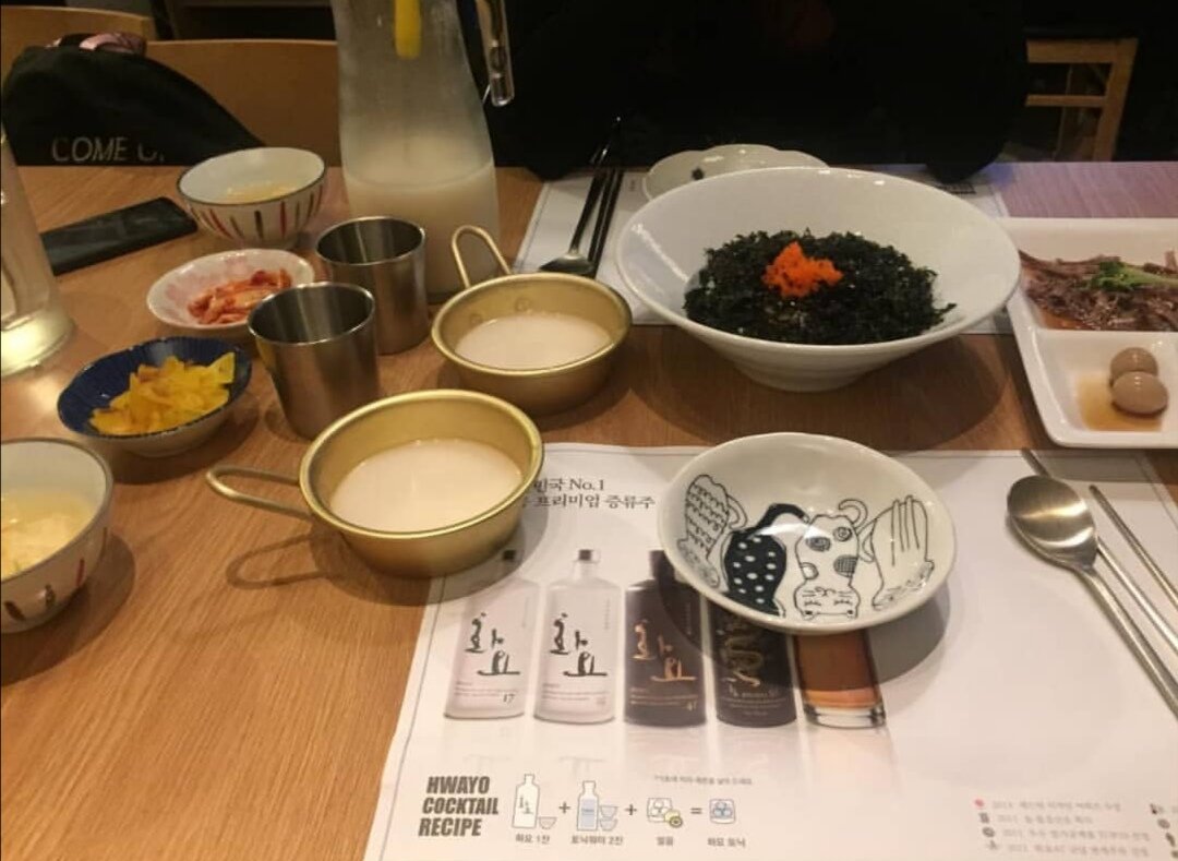 Это кафе, где BTS снимали 0 выпуск Bon Voyage 3. Медовое рисовое вино, кстати, - специальная позиция в меню от самой группы ^^