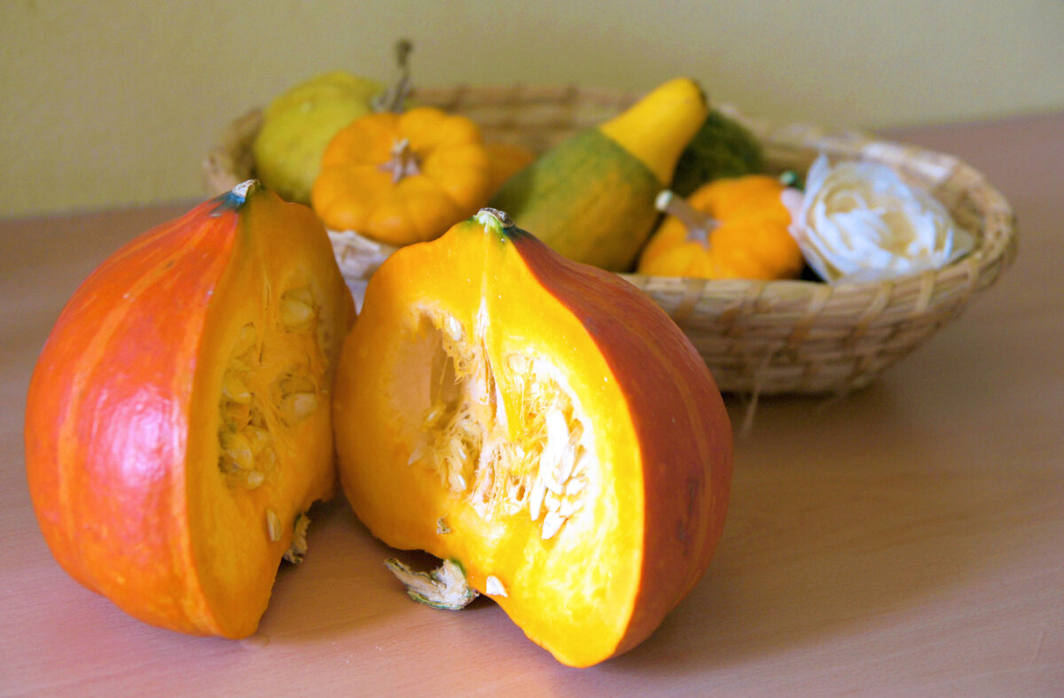 Ингредиенты (около 20 маленьких оладьей):  500 г очищенной тыквы  (без семян, но оставьте кожуру)
200 г картофельного пюре
1 большой лук
4 зубчика чеснока
4 яйца
100 г муки
1 чайная ложка кукурузного крахмала
соль по вкусу (около 1 чайной ложки)
перец
сало для жарки