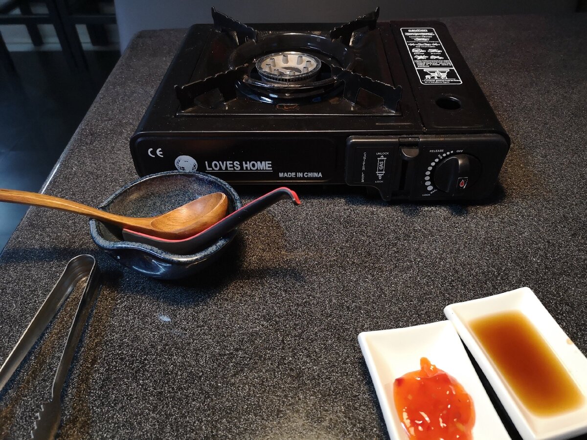 Первым делом официант ставит для вас газовую горелку...