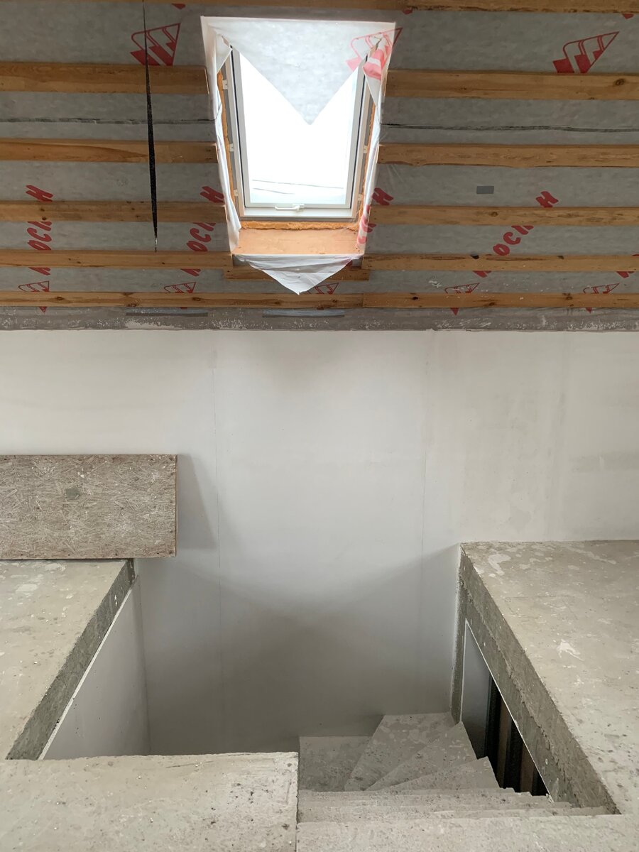 Рис. 2. Мои мансардные окна, вид изнутри. Вторым этажом я сейчас почти не занимаюсь - для переезда в приоритете первый. 