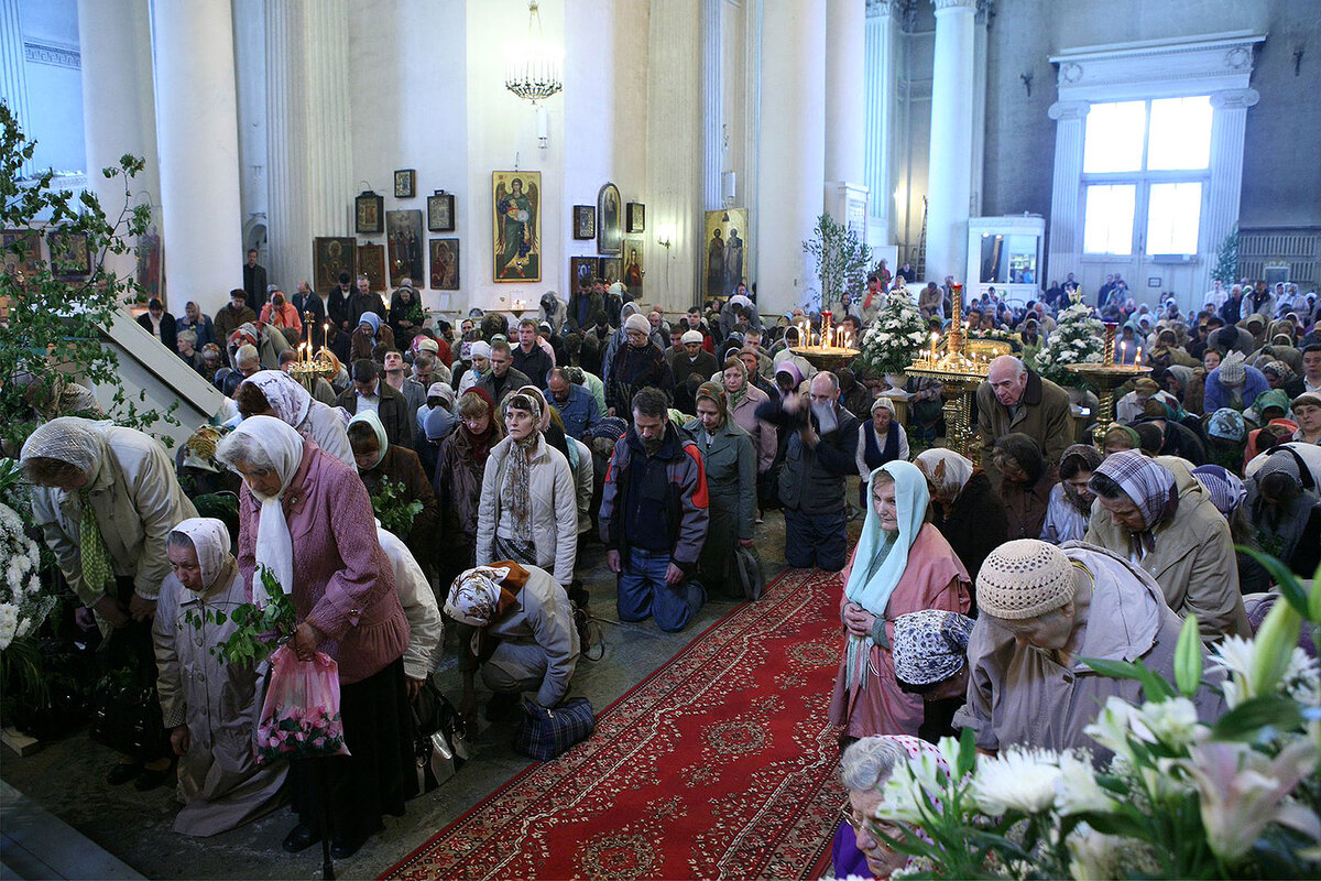 Народ около церкви