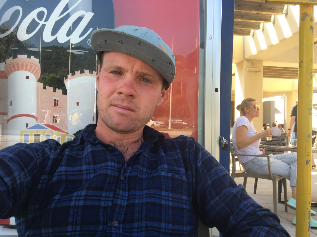 Я спокойно дождался автобуса на остановке возле аэропорта, как раз в это время подобрал хостел