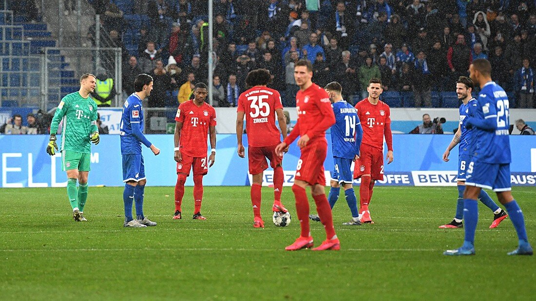 Игроки "Баварии" и "Хоффенхайма" в концовке матча. Фото sportsweek.org