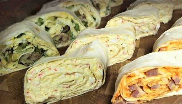 Сегодня я представляю вам сразу три рецепта отличной закуски к праздничному столу! Их суть одинакова - это рулетики из лаваша. Однако они обладают настолько разнообразной начинкой, что совершенно непохожи друг на друга! К тому же приготовление рулетов из лаваша занимает всего около 10 минут. Так что хозяйки обязательно должны взять рецепт на заметку!